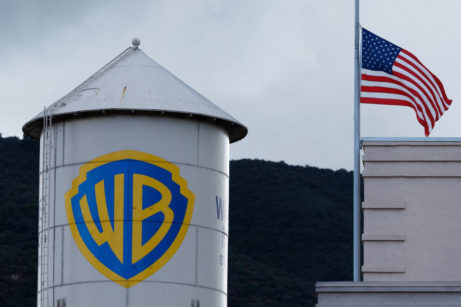 WBD leans toward opening negotiations with Paramount