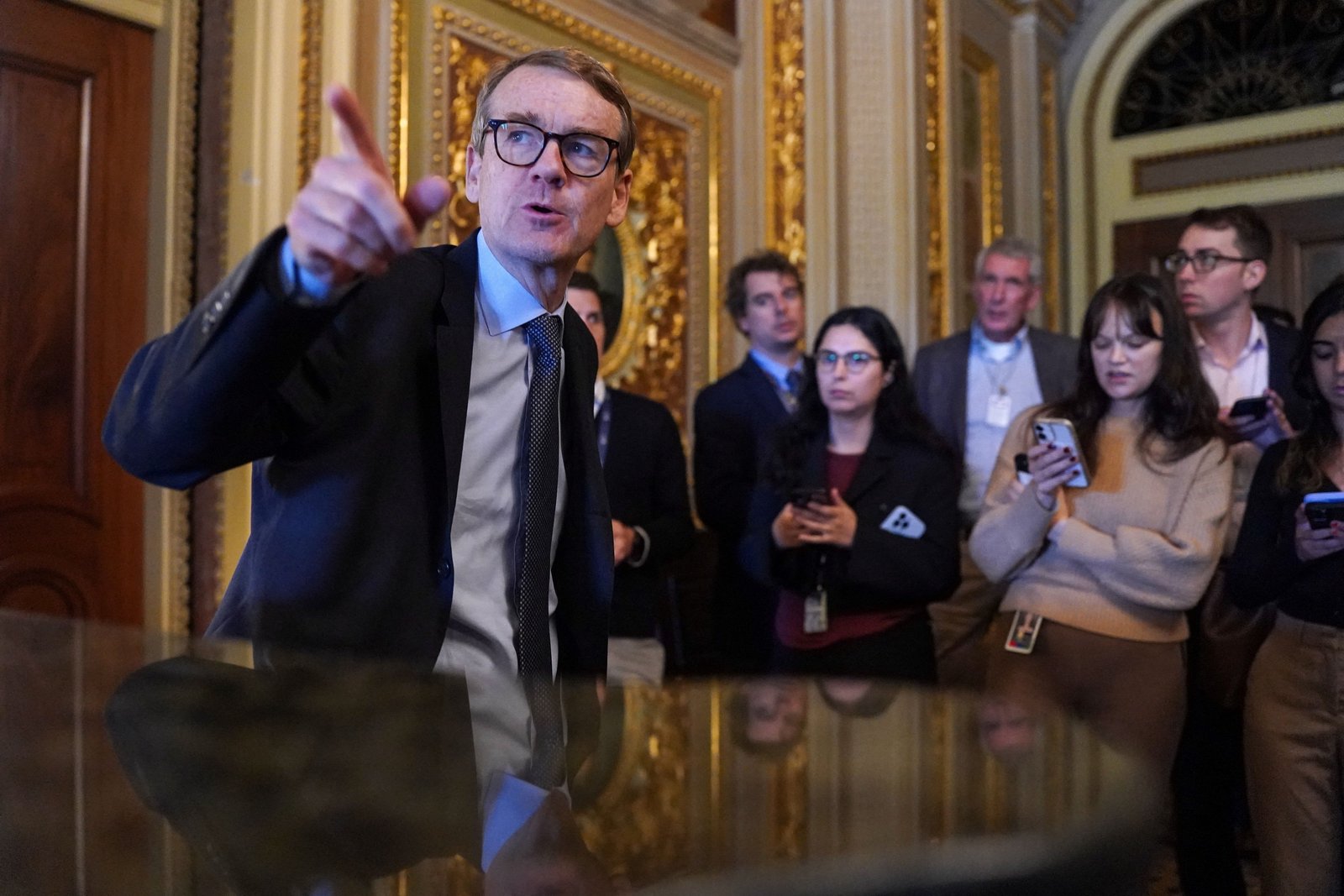 As clock ticks, Democrats keep up spending fight with Trump