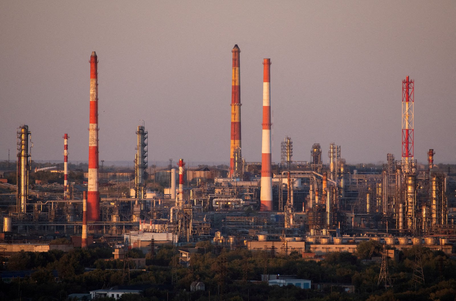 Oil prices tip down on oversupply fears, Ukraine talks