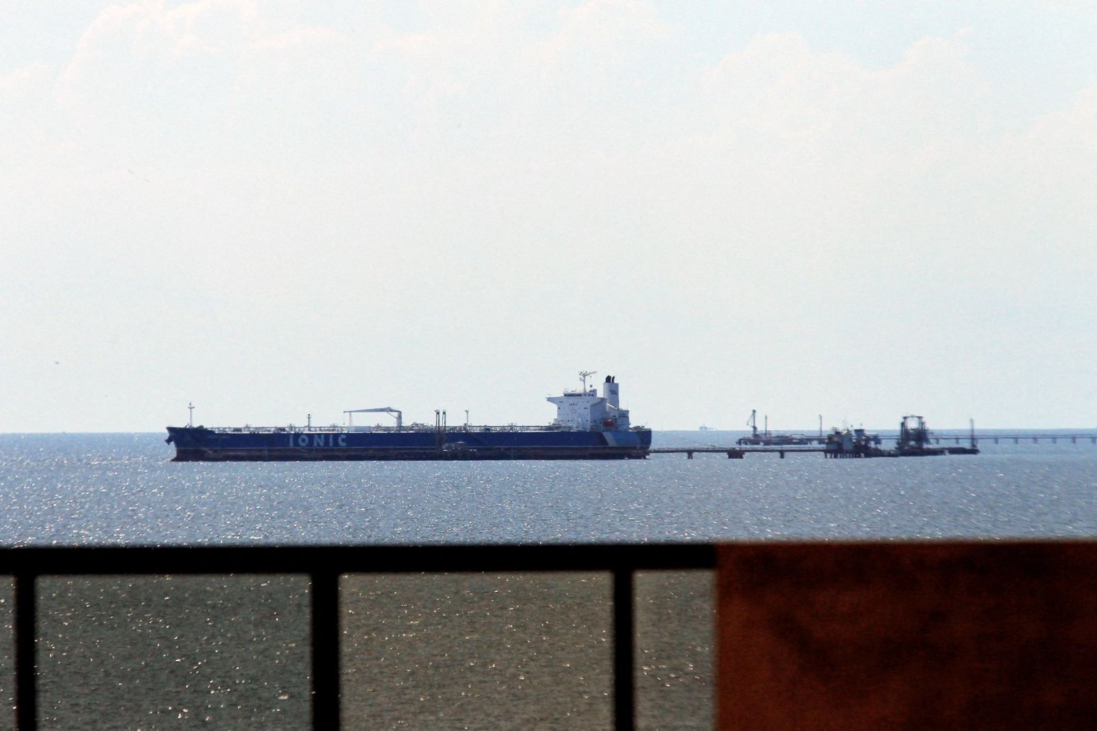 US orders blockade of Venezuelan oil tankers