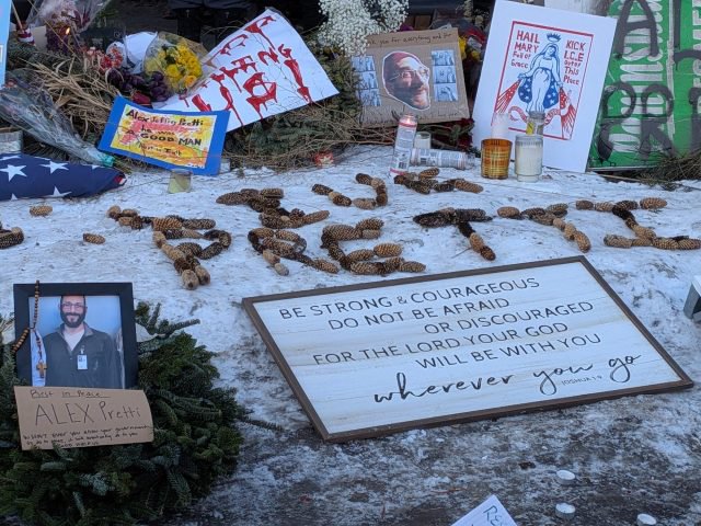 Largest Federal Workers Union Demands Ouster of Noem, Miller Over Killing of VA Nurse Alex Pretti