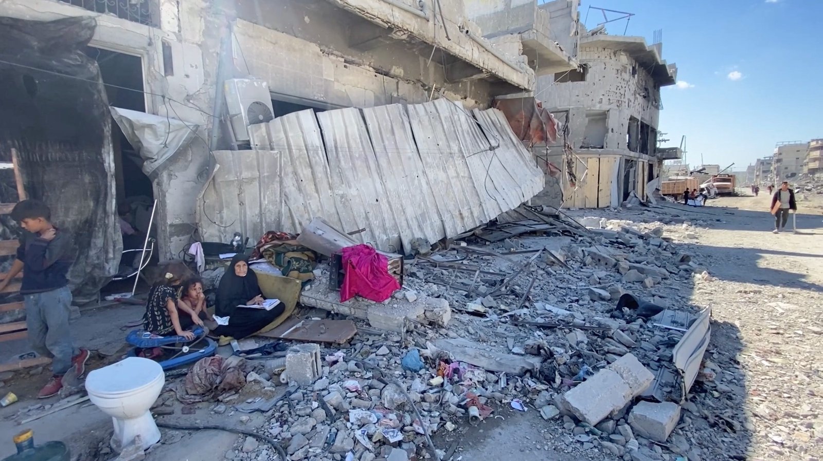 Returning to Shujaiya: Palestinians Are Going Back to Gaza City Despite Proximity of Israeli Troops