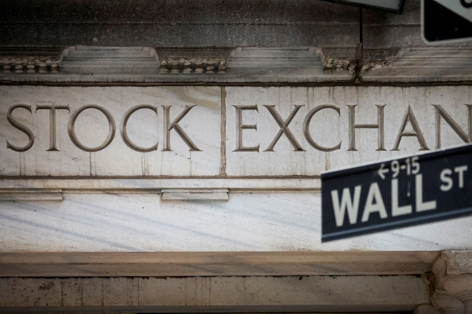 Wall Street shrugs off looming shutdown