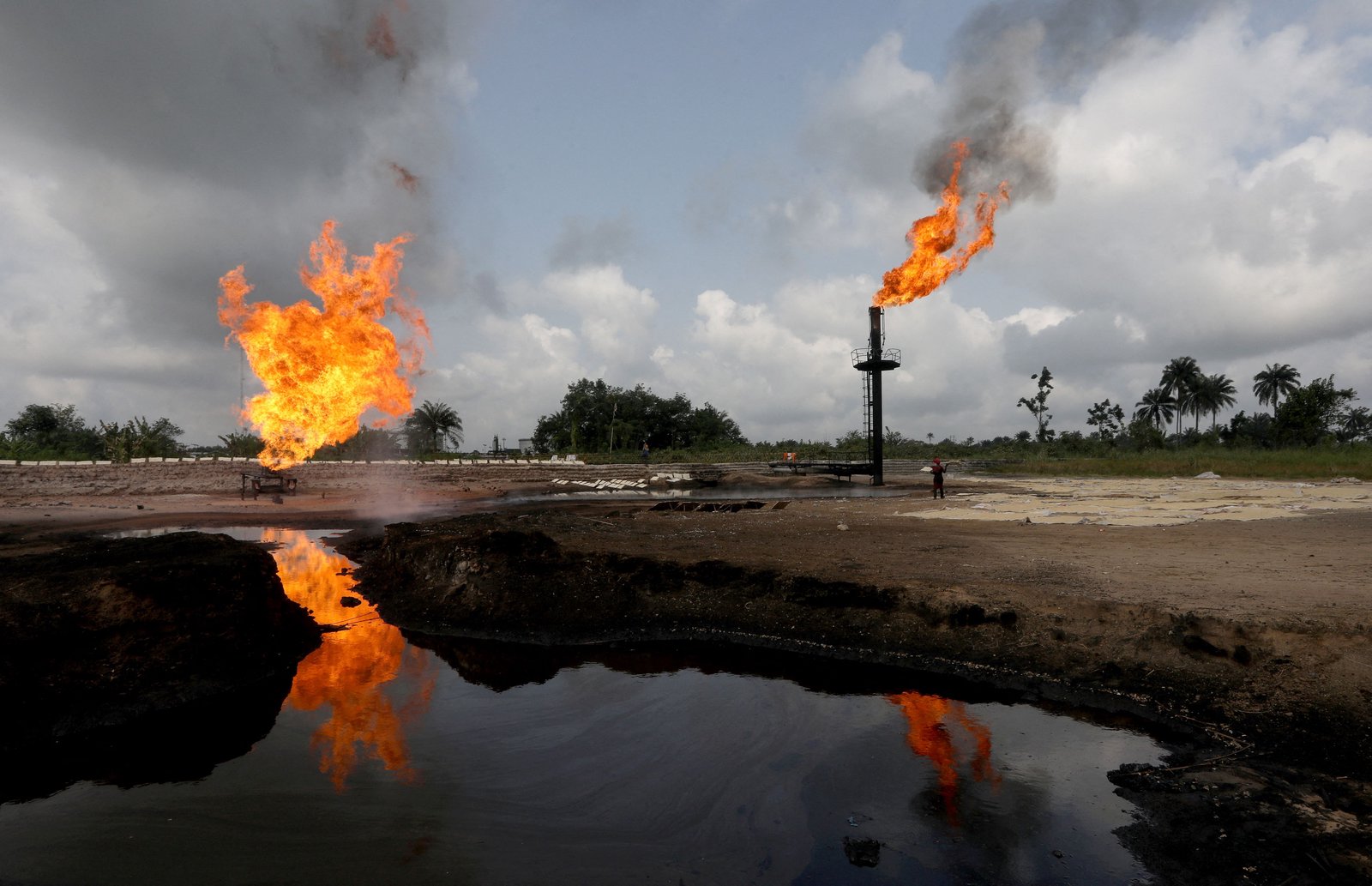 Nigeria licenses 28 firms to capture gas that oil producers burn off