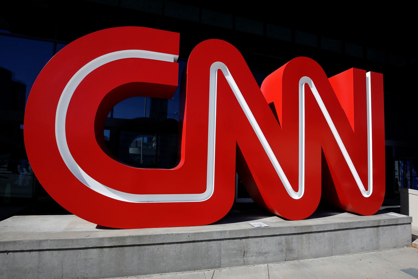 CNN staffers, bracing for Paramount takeover, are relieved by Netflix deal