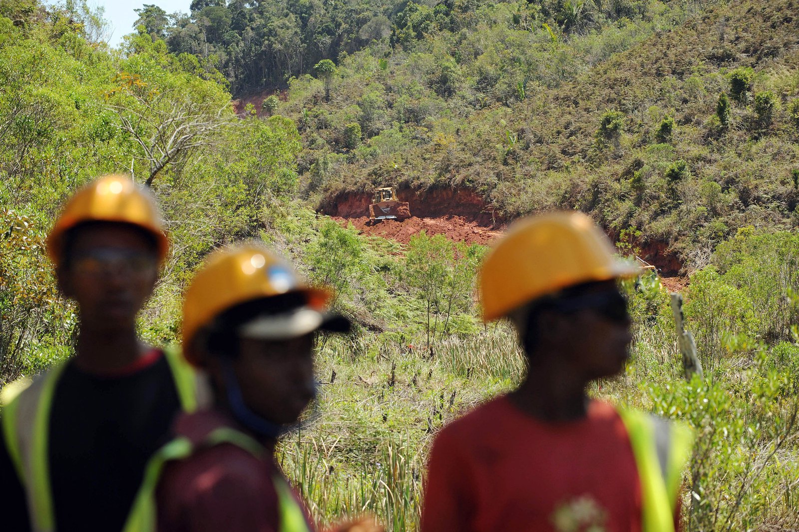 Madagascar lifts mining permit ban, Liberia signs new minerals deal