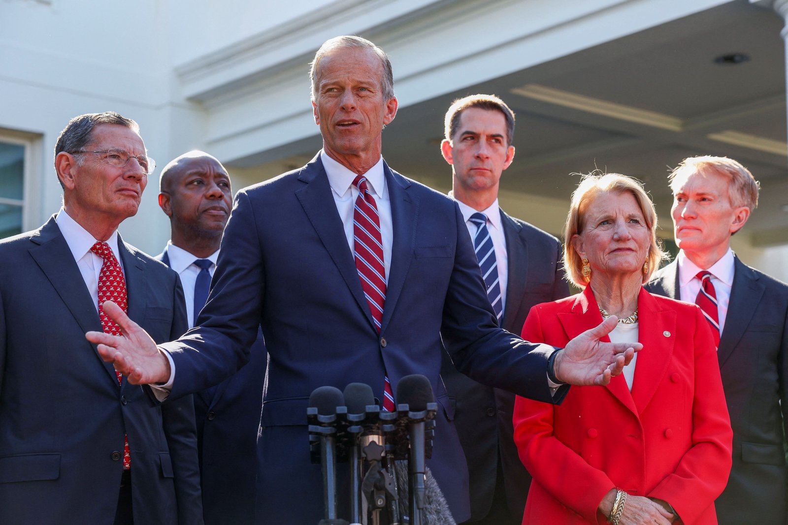 Congress floats through a lazy shutdown