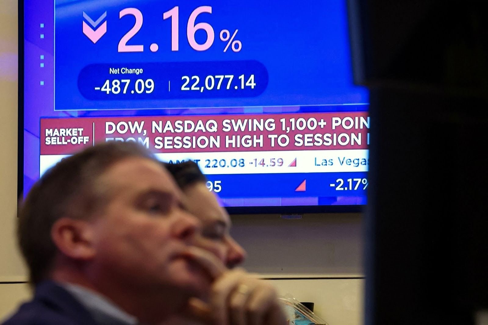 Investors flee US tech stocks after mixed jobs results