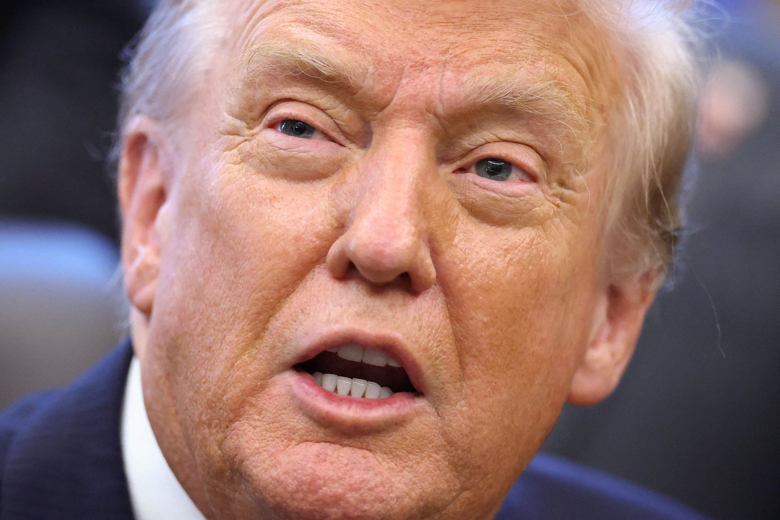 Trump fights gloomy economic sentiment